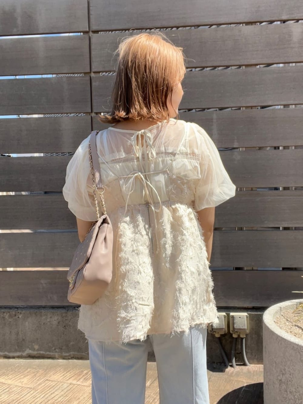 ホワイト系のシャツ/ブラウス、ホワイト系のTシャツ/カットソー、ベージュ系のショルダーバッグを着用したレディースの夏コーディネートの2枚目の写真