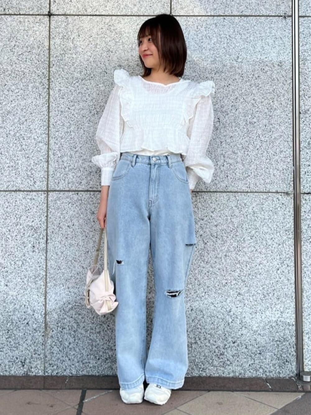 ホワイト系のシャツ/ブラウス、ブルー系のデニムパンツ、ホワイト系のボディバッグ/ウエストポーチを着用したレディースの春コーディネートの2枚目の写真