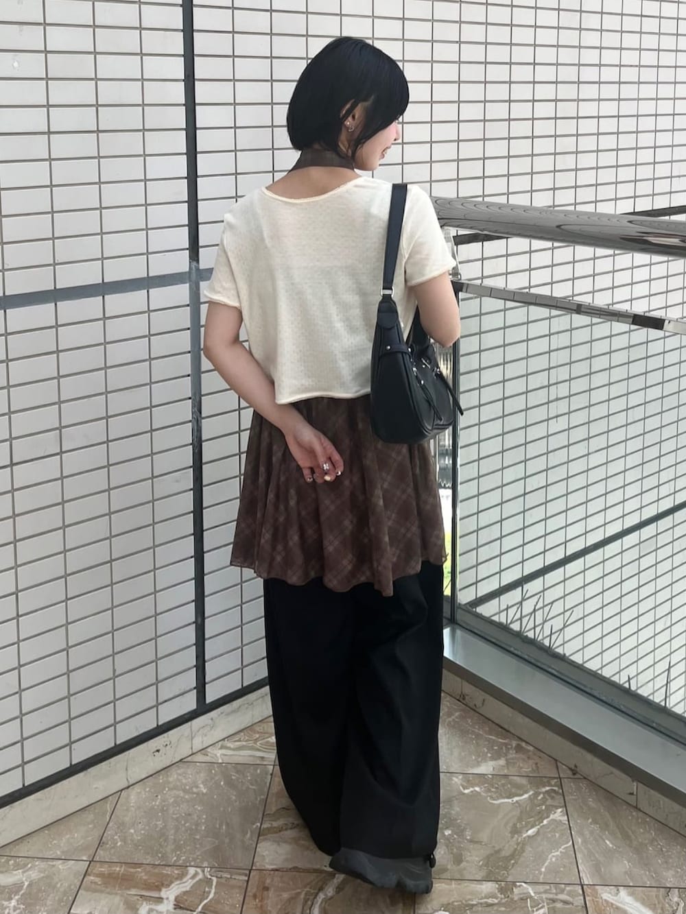 「アルシーヴ(archives)、アルシーヴ、archives、チェック、チェックワンピース、ワンピース、ワンピーススタイル、レイヤードスタイル、キャミワンピ、夏コーデ、韓国ファッション、韓国コーデ」｜「archivesのアイテム（ワンピース/ドレス、ベージュ系）」を使った、archivesさん（骨格ウェーブ・レディース・150cm）の夏コーディネートの3枚目の写真