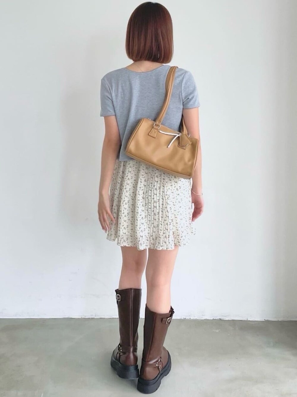 ホワイト系のワンピース、グレー系のカーディガン/ボレロを着用したレディースの夏コーディネートの3枚目の写真