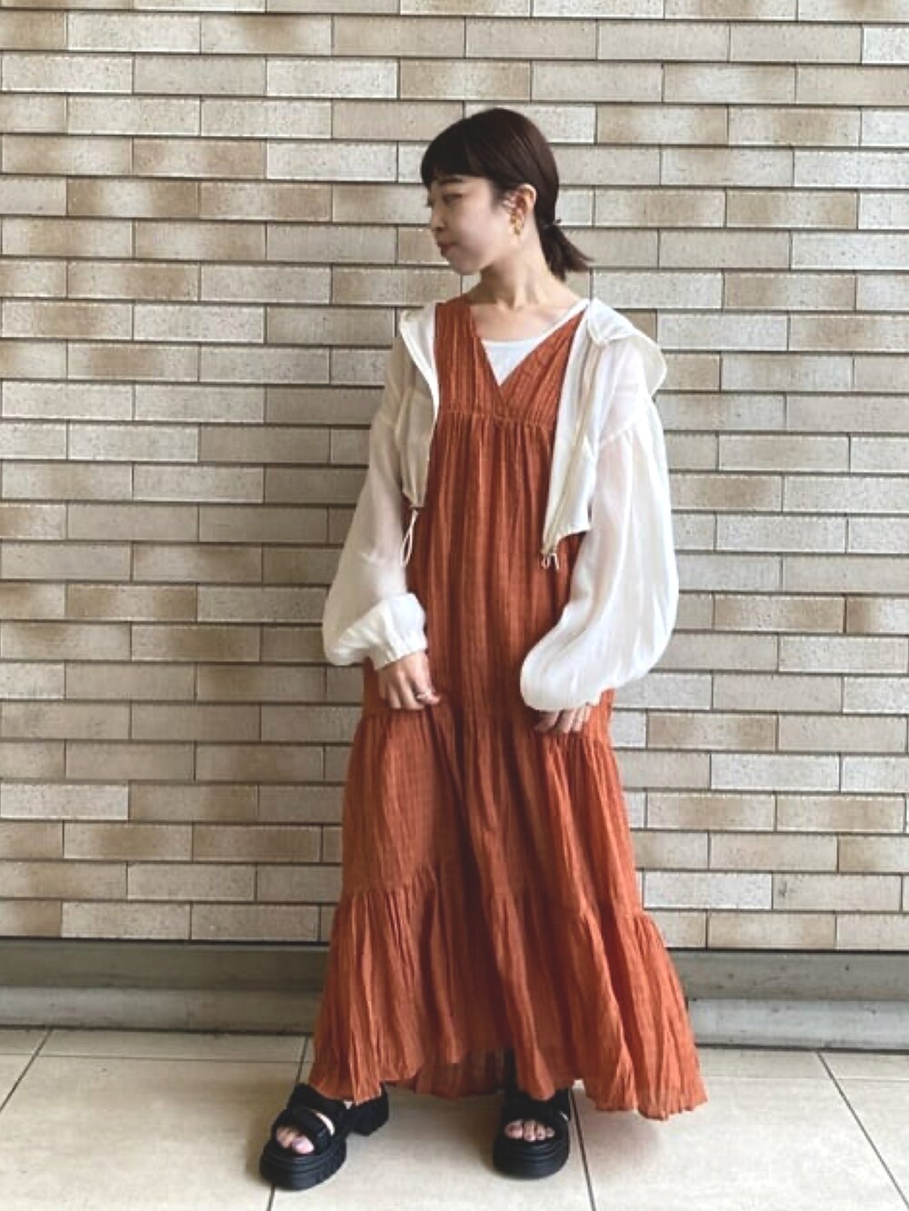 レッド系のワンピース、ブラック系のサンダルを着用したレディースの夏コーディネートの4枚目の写真