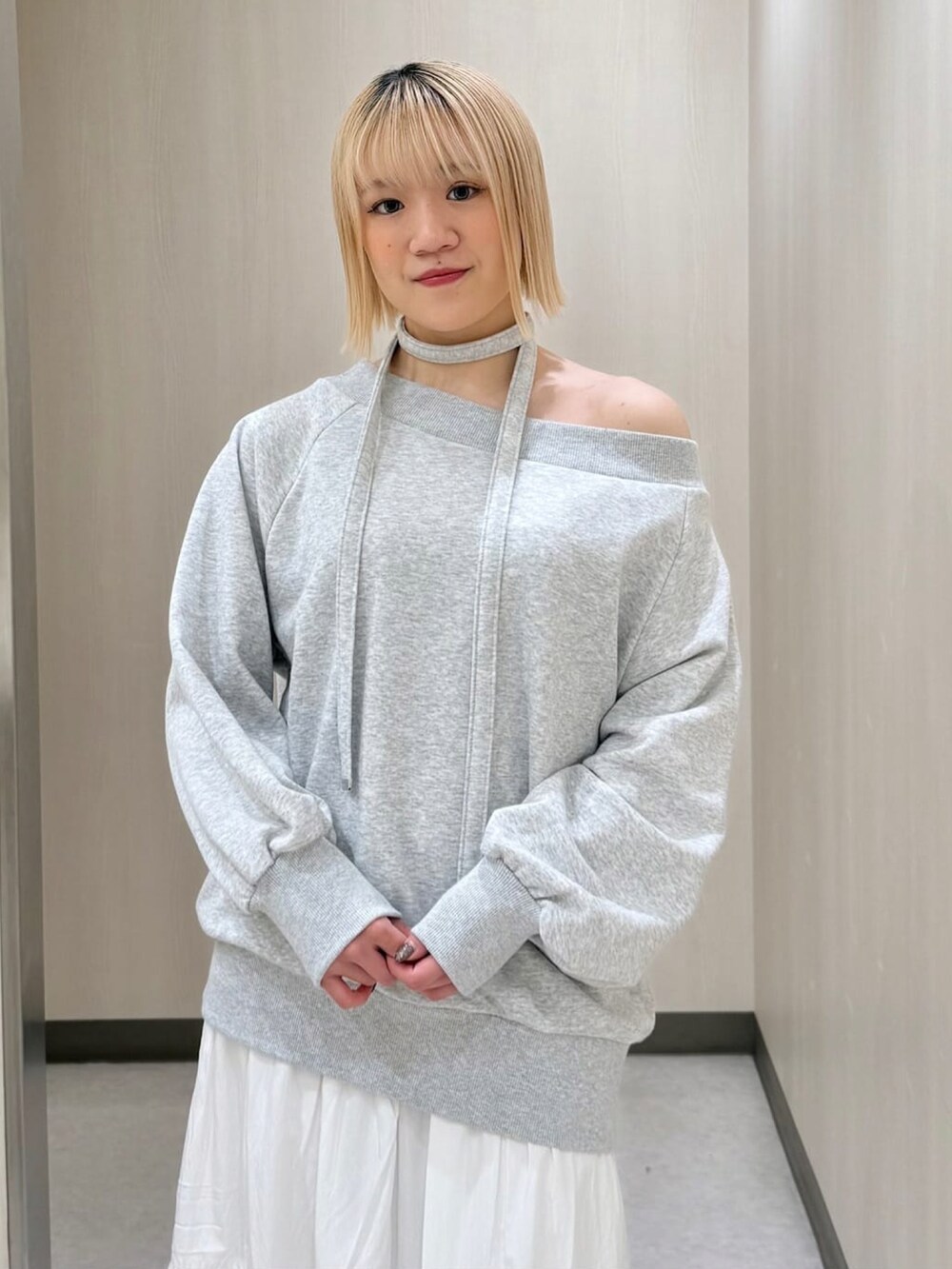 「カジュアルスタイル、大人可愛い、休日スタイル、オトナカジュアル、韓国ファッション、スウェット、チョーカートップス、スウェットコーデ、ティアードスカート、ハンドバッグ、グレー、お出かけコーデ、アルシーヴ(archives)、archivesスカート」｜「archivesの【25ss/ＳＥＴＵＰ対応/トレンドアイテム】オフショルチョーカースウェット（スウェット、グレー系）」を使った、archivesさん（レディース・150cm）の冬コーディネートの3枚目の写真