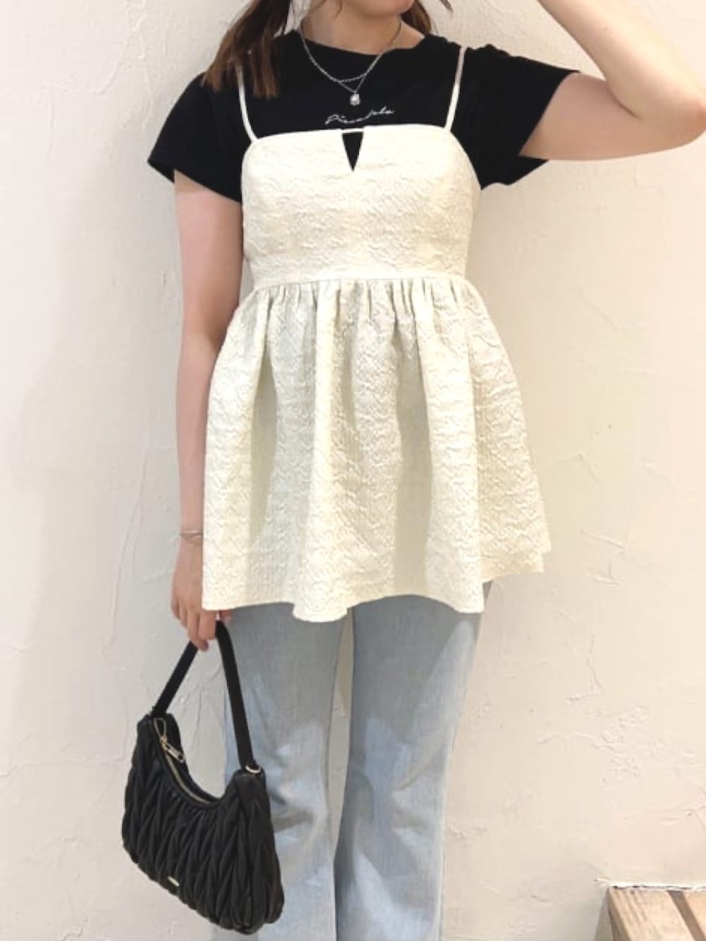 ブラック系のTシャツ/カットソー、ホワイト系のシャツ/ブラウス、ブルー系のデニムパンツを着用したレディースの夏コーディネートの3枚目の写真