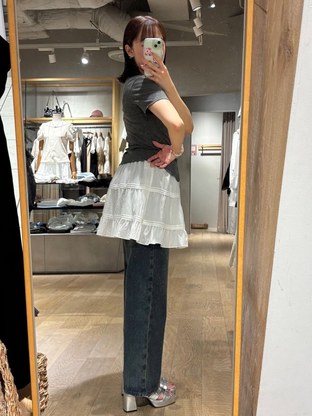 グレー系のTシャツ/カットソー、ブルー系のデニムパンツを着用したレディースの夏コーディネートの2枚目の写真