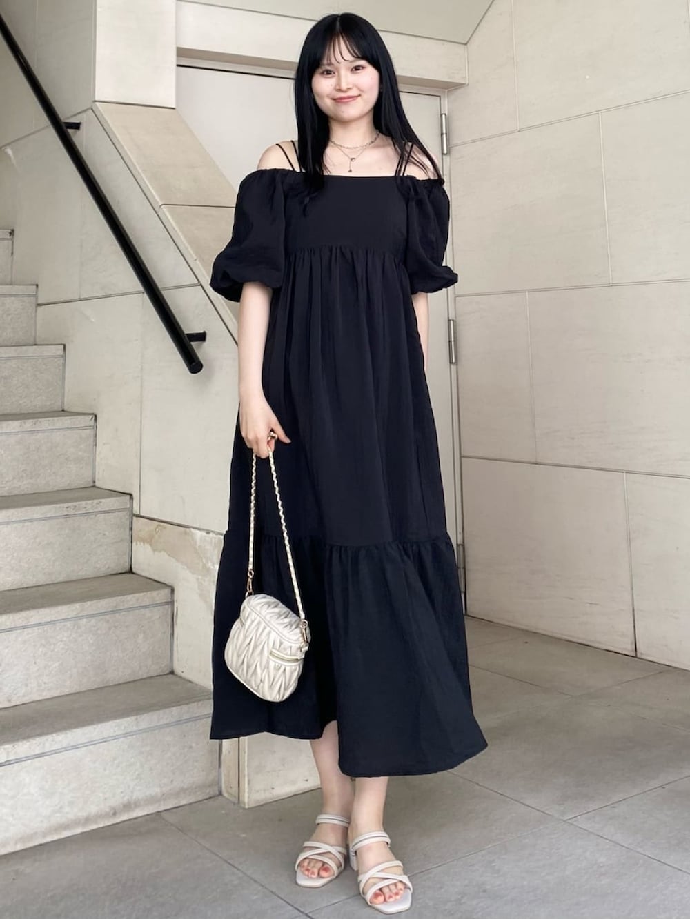 グレー系のワンピース、グレー系のサンダルを着用したレディースの夏コーディネートの2枚目の写真