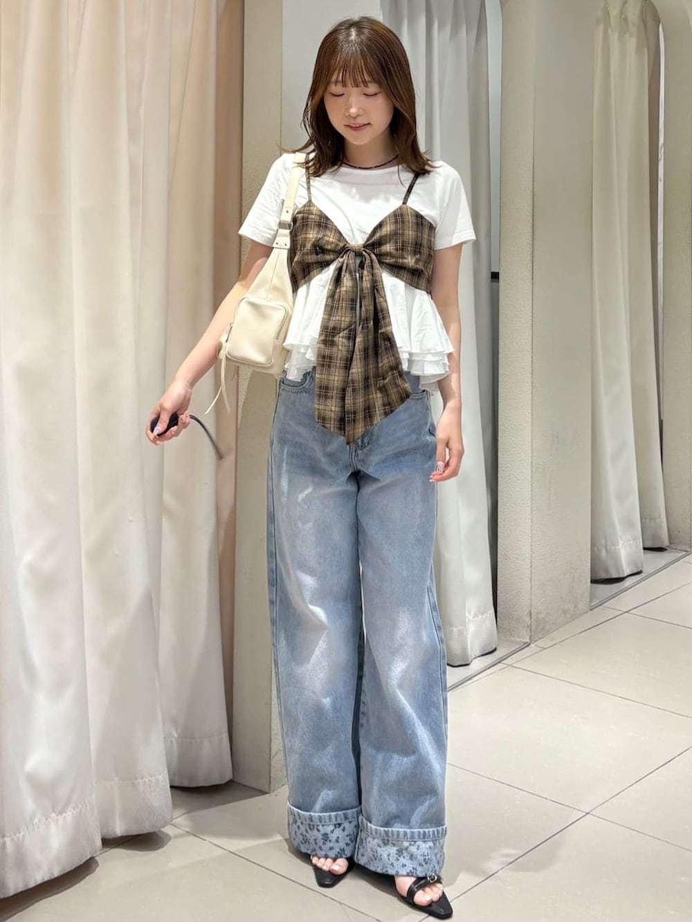 ブラウン系のTシャツ/カットソー、ブルー系のデニムパンツを着用したレディースの夏コーディネートの2枚目の写真