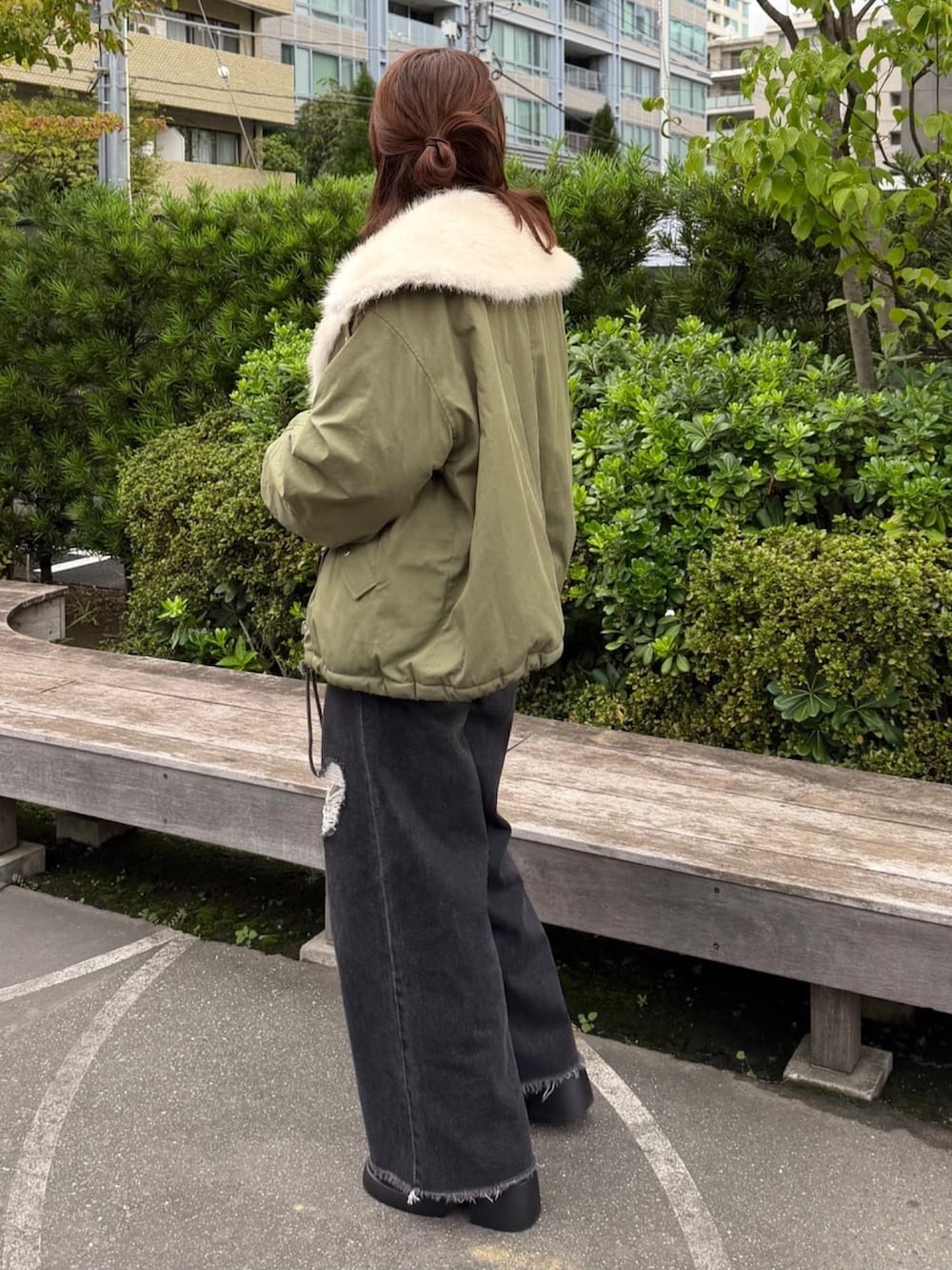 グリーン系のその他アウター、ブラック系のデニムパンツ、ブラック系のパンプスを着用したレディースの秋コーディネートの2枚目の写真