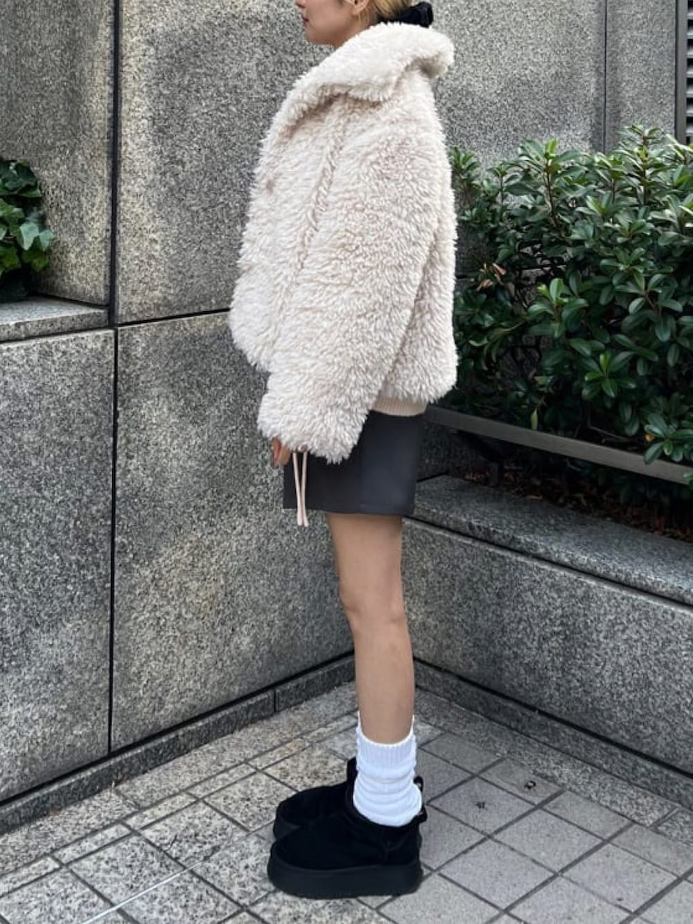 ホワイト系のブルゾンを着用したレディースの秋コーディネートの2枚目の写真