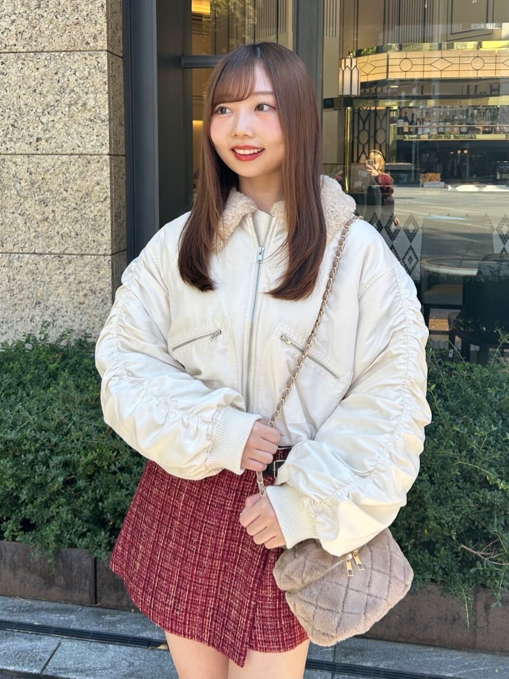 「クリスマスに着たい服、クリスマスコーデ、お出かけコーデ、デートコーデ、アウターコーデ、きれいめカジュアル、MA-1、ブルゾン、ツイードスカート、ツイード、ファーバッグ、休日スタイル、アルシーヴ(archives)、archivesスカート」｜「archivesのラメツイードラップスカパン（スカート、レッド系）」を使った、archivesさん（レディース・160cm）の冬コーディネートの3枚目の写真