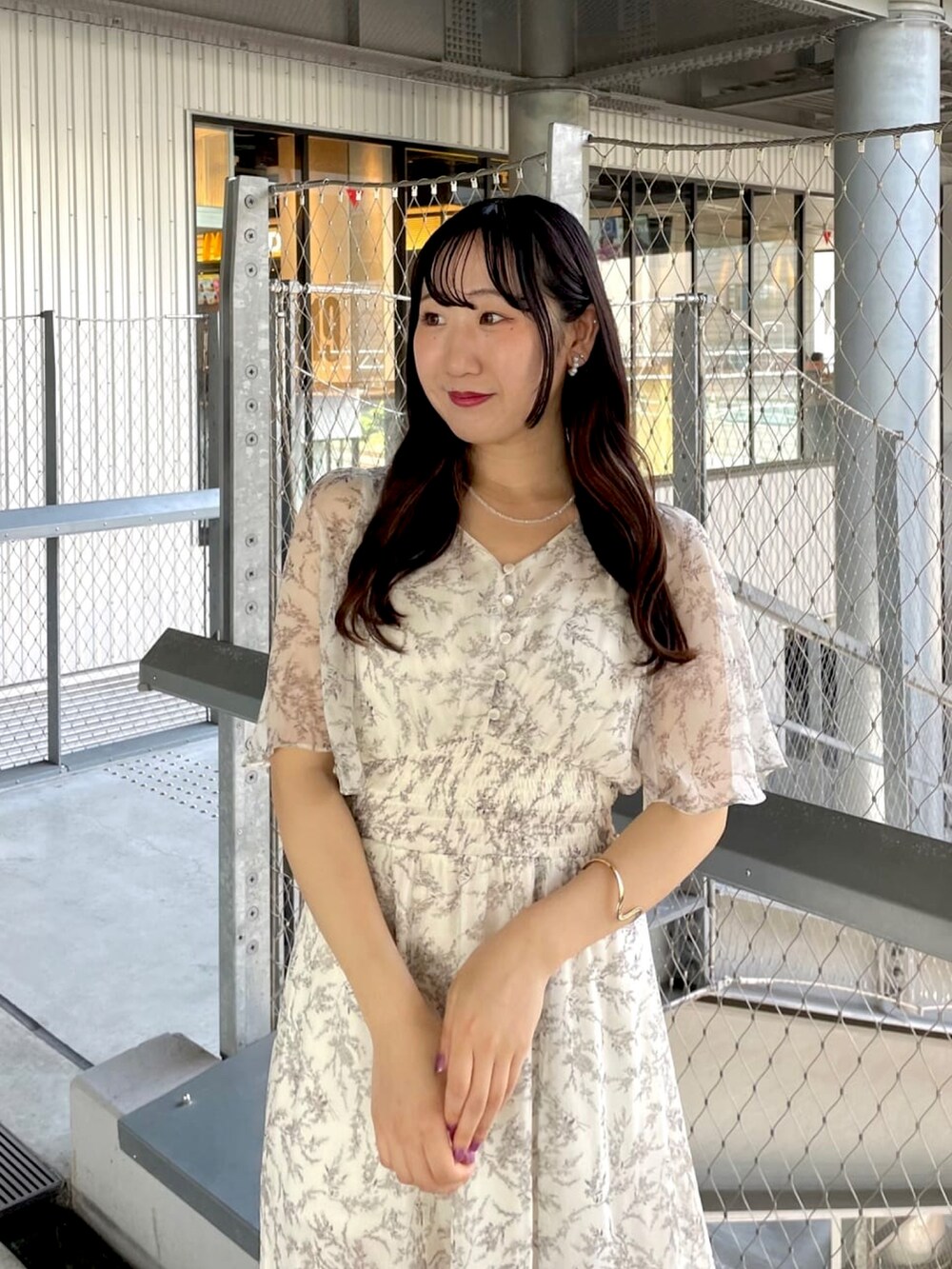 「さらっと晴れやかスナップ、花柄ワンピース、ワンピース、ワンピーススタイル、archivesワンピース、初夏コーデ、お出かけコーデ、デートコーデ、カフェコーデ、推し活、サンダルコーデ、大人かわいい、アルシーヴ(archives)」｜「archivesの花柄フレアスリーブワンピース（ワンピース、ホワイト系）」を使った、archivesさん（骨格ストレート・レディース・157cm）の夏コーディネートの2枚目の写真