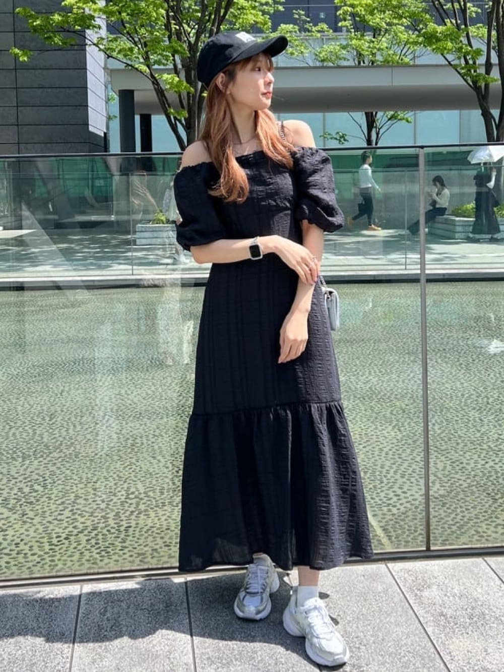 ブラック系のワンピースを着用したレディースの夏コーディネートの2枚目の写真