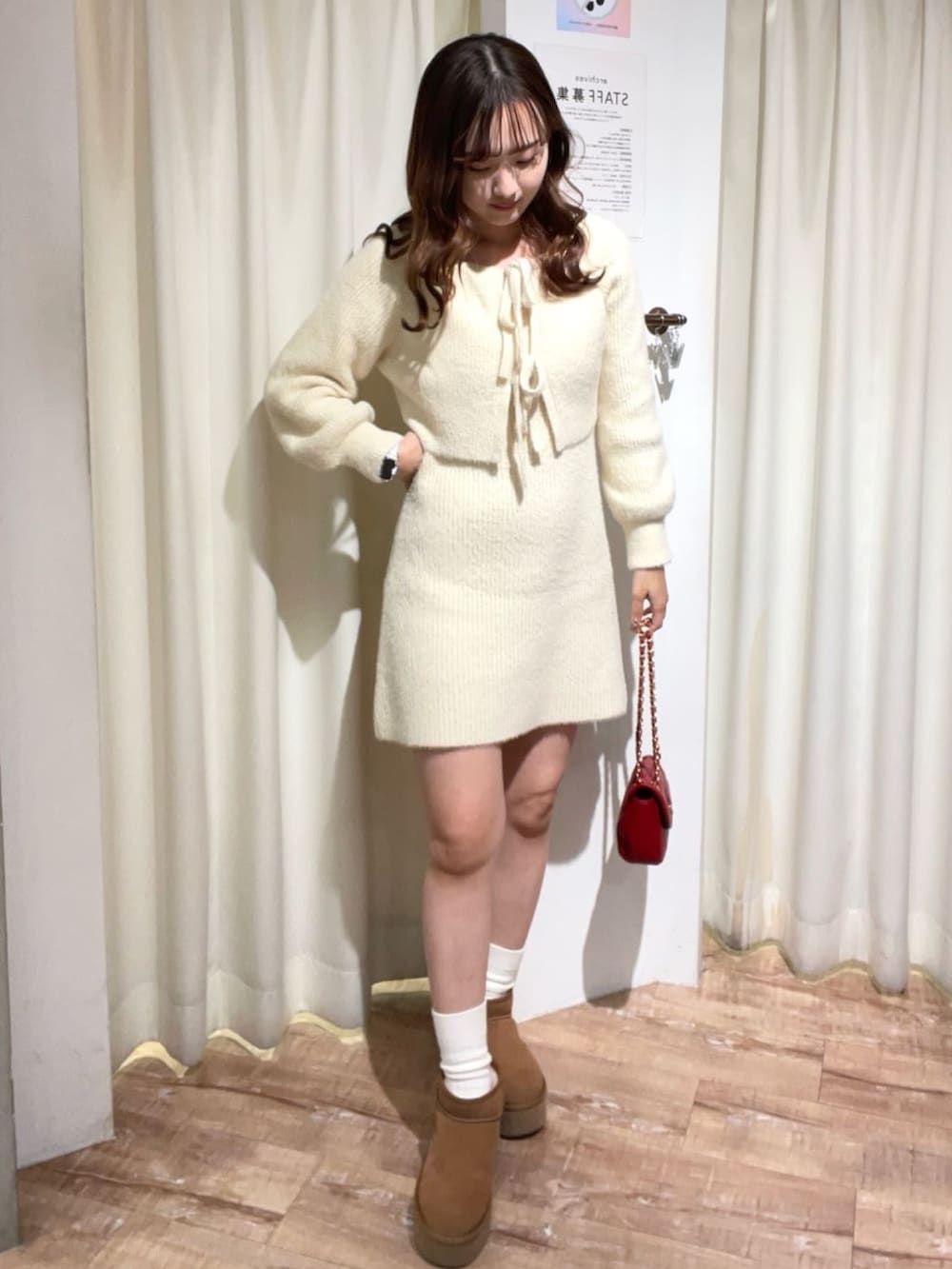 「冬コーデ、クリスマスに着たい服、マイベストコーデ2024、おでかけコーデ、冬アウター、ダウンジャケット、ニットワンピース、ムートンブーツ、冬のコーデ、ワンピース、大人かわいい、アルシーヴ(archives)、archivesワンピース、テーマパークコーデ」｜「archivesのマルチｗａｙファーフード中綿ブルゾン（ダウンジャケット/コート、ブラック系）」を使った、archivesさん（レディース・158cm）の冬コーディネートの2枚目の写真