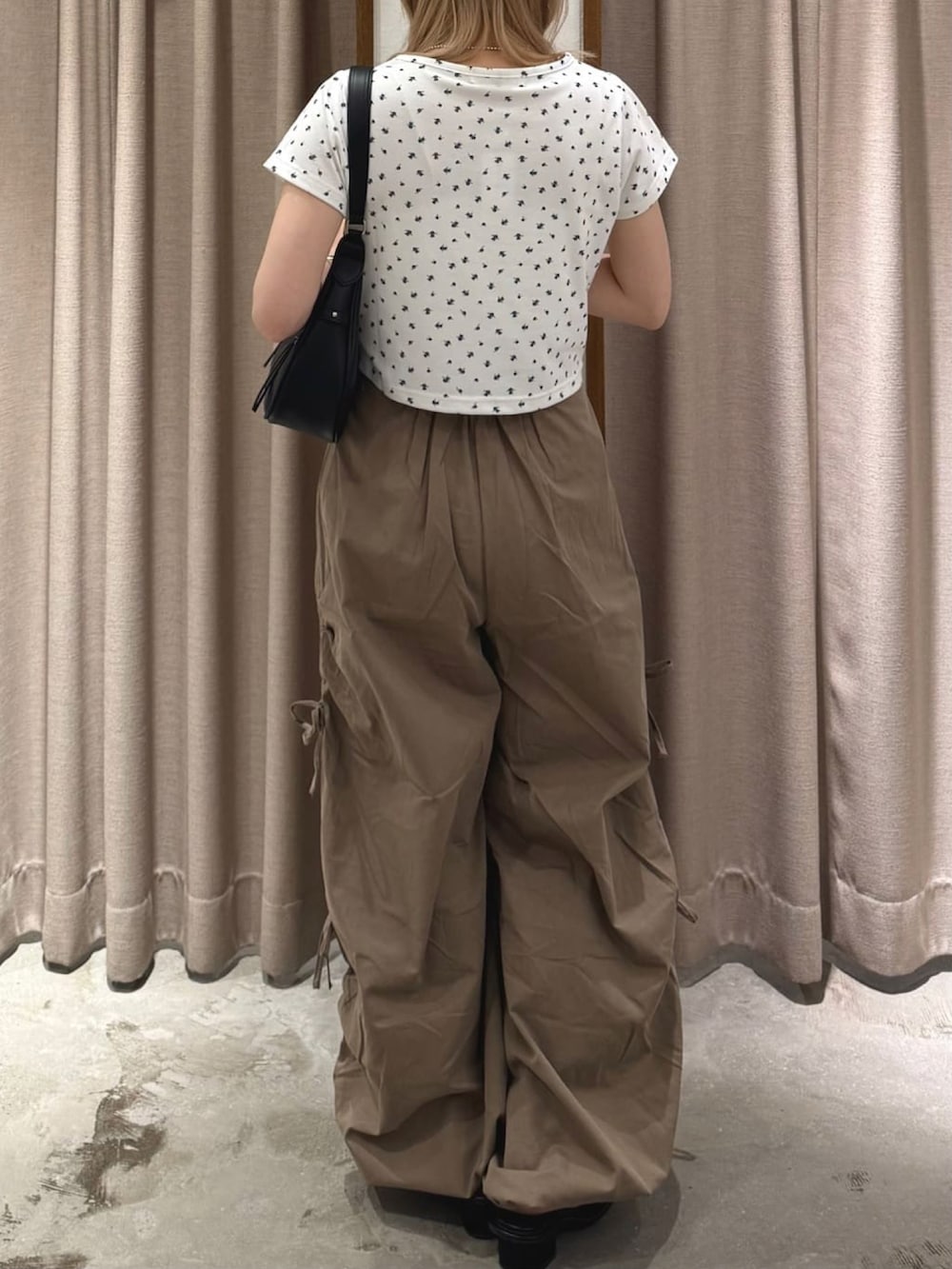 「夏ルックで気分アップ、カーゴパンツ、ドット、夏服コーデ、アルシーヴ(archives)、アルシーブ、archives、アルシーヴ、ootd、韓国ファッション」｜「archivesのアソート総柄チビＴｅｅ（Tシャツ/カットソー、ブラック系）」を使った、archivesさん（骨格ウェーブ・レディース・152cm）の夏コーディネートの2枚目の写真