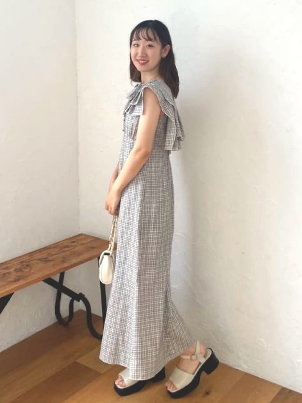 ホワイト系のワンピース、ホワイト系のショルダーバッグを着用したレディースの夏コーディネートの2枚目の写真