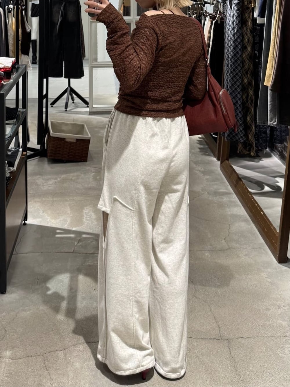 ブラック系のTシャツ/カットソー、グレー系のその他パンツ、レッド系のパンプスを着用したレディースの夏コーディネートの3枚目の写真