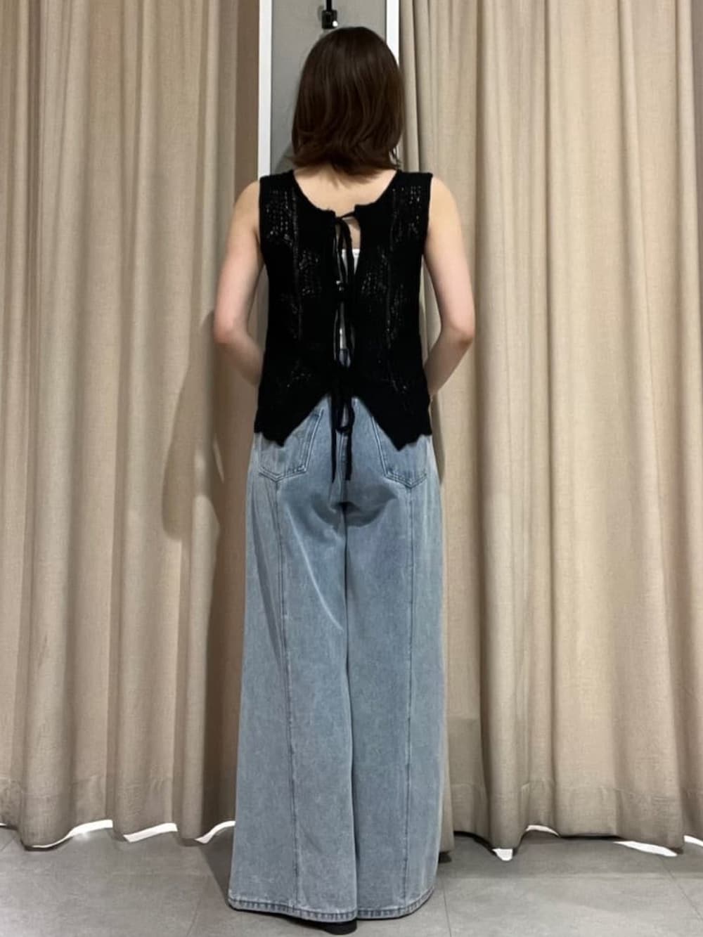 「デニム、アルシーヴ(archives)、アルシーヴ、archives、夏コーデ、ニット、ベスト、ニットベスト、スラブニット」｜「archivesの２ＷＡＹ透かしスラブニットベスト（ベスト、ブラック系）」を使った、archivesさん（骨格ストレート・レディース・161cm）の夏コーディネートの3枚目の写真