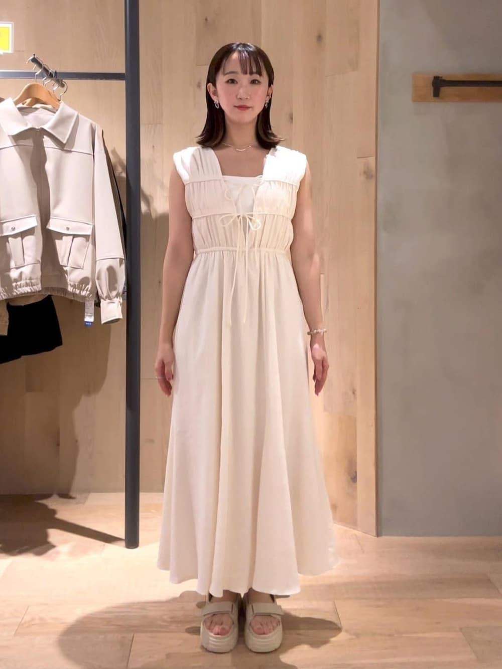 「夏コーデ、オトナカジュアル、ラクチンコーデ、キレイめカジュアル、休日スタイル、ootd、厚底サンダル、ワンピース、２ＷＡＹ、パイピング、ノースリーブ、ノースリーブワンピース、アルシーヴ(archives)、アルシーヴ、archives」｜「archivesの２ｗａｙパイピングギャザーノースリワンピース（ワンピース、ホワイト系）」を使った、archivesさん（骨格ストレート・レディース・158cm）の夏コーディネートの2枚目の写真