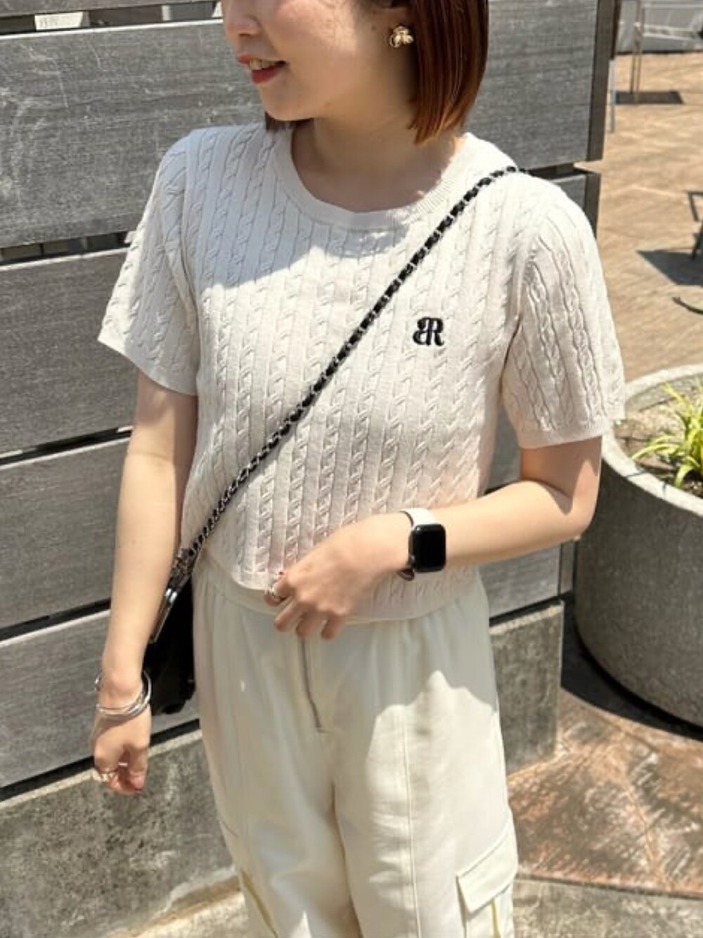 「パンツコーデ、シンプル、夏コーデ、カジュアル、ゆるコーデ、淡色コーデ、ニット、ロゴ、ロゴニット、カーゴパンツ、オールホワイト、パンツスタイル、スポサン、アルシーヴ(archives)、archives」｜「archivesのコンパクトケーブルニット（ニット/セーター、ホワイト系）」を使った、archivesさん（レディース・157cm）の夏コーディネートの3枚目の写真