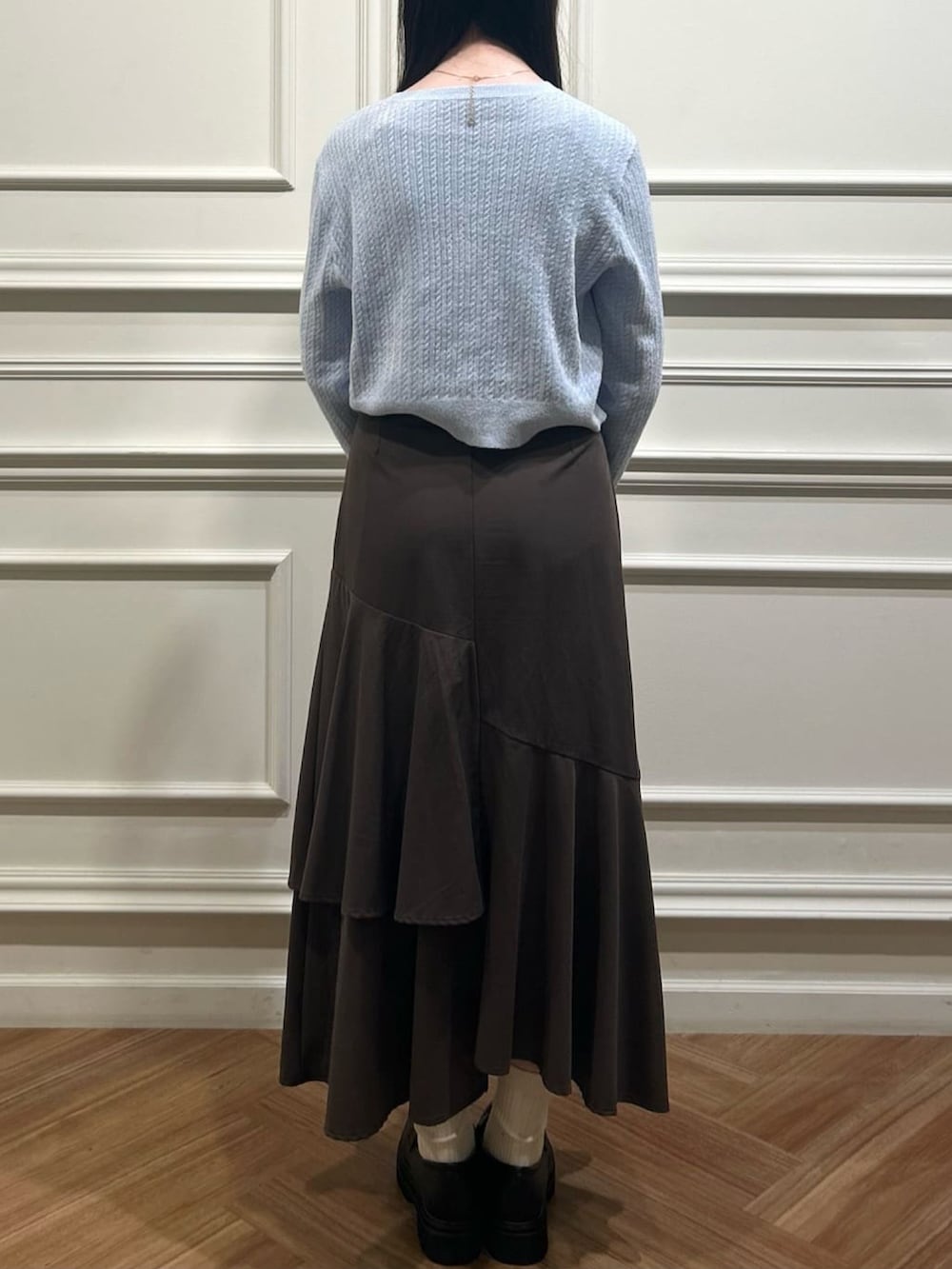 ブルー系のカーディガン/ボレロ、ブラウン系のスカートを着用したレディースの秋コーディネートの3枚目の写真