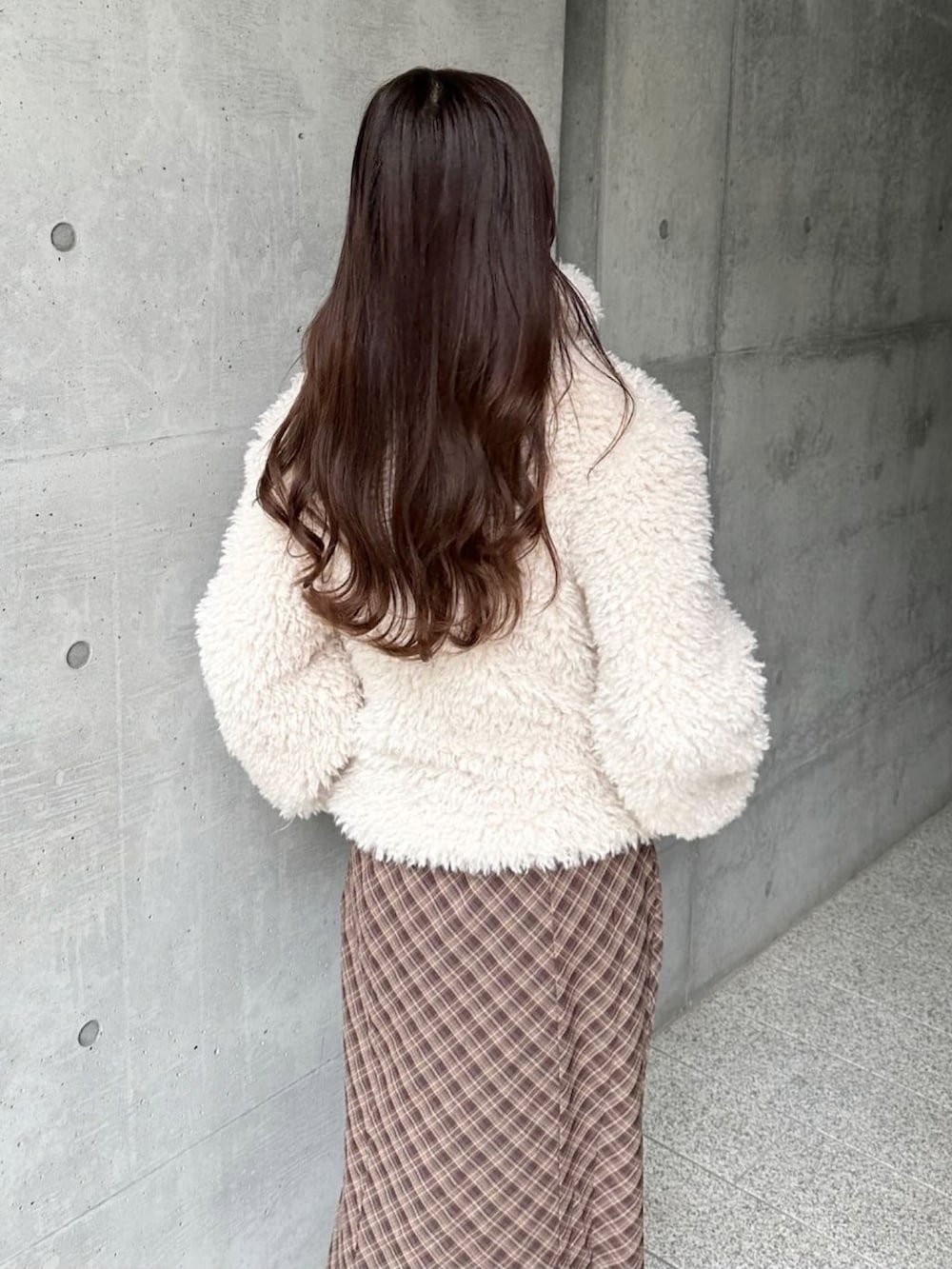 ホワイト系のブルゾン、ブラウン系のワンピースを着用したレディースの秋コーディネートの3枚目の写真