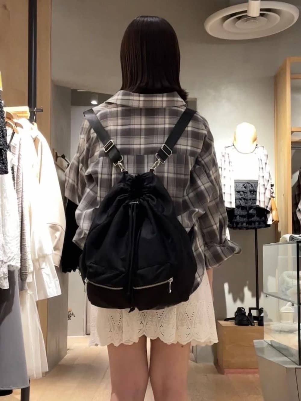 「柄シャツ、夏コーデ、韓国ファッション、大人カジュアルコーデ、夏服、カジュアルスタイル、夏ファッション、ワンピース‎、ママファッション、チェックシャツ、甘めカジュアル、カジュアル、アルシーヴ(archives)、アルシーヴ、archives」｜「archivesのコットンスカラップレースミニキャミワンピース（ワンピース、ホワイト系）」を使った、archivesさん（骨格ストレート・レディース・157cm）の夏コーディネートの3枚目の写真
