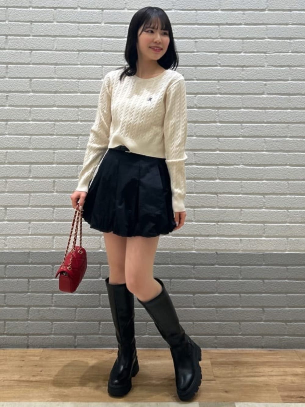 「カジュアルガーリー、休日スタイル、ニットコーデ、韓国ファッション、お出かけコーデ、ケーブルニット、バルーンスカート、キルティングバッグ、ロゴニット、テーマパークコーデ、デートコーデ、アルシーヴ(archives)、archivesスカート」｜「archivesのロゴ刺繍ケーブルニット（ニット/セーター、ホワイト系）」を使った、archivesさん（レディース・160cm）の冬コーディネートの2枚目の写真