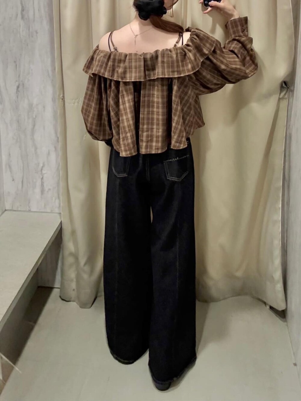 ブラウン系のシャツ/ブラウス、ブラック系のデニムパンツ、ブラック系のパンプスを着用したレディースの秋コーディネートの3枚目の写真
