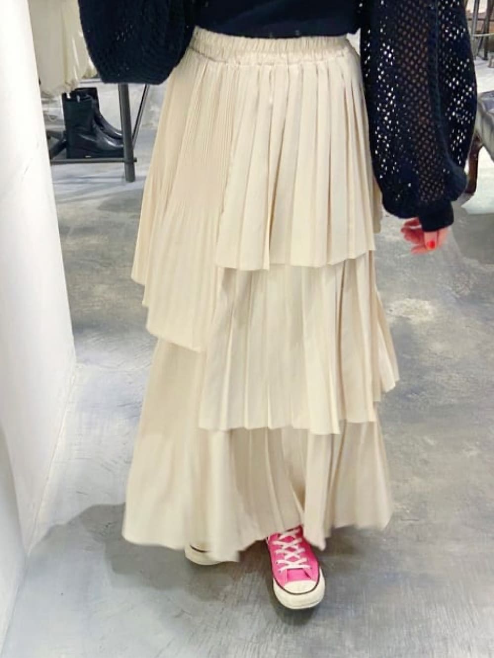 ホワイト系のスカート、ブラック系のニット/セーターを着用したレディースの冬コーディネートの3枚目の写真