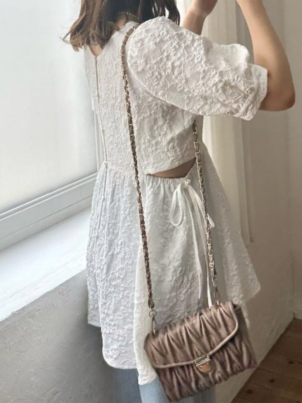 ホワイト系のシャツ/ブラウス、ブルー系のデニムパンツ、ホワイト系のサンダルを着用したレディースの夏コーディネートの3枚目の写真