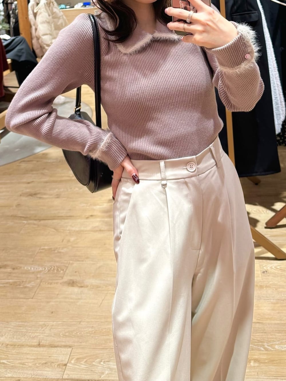 「冬コーデ、クリスマスに着たい服、マイベストコーデ2024、ニット、スラックス、パンツスタイル、きれいめカジュアル、襟付きトップス、休日スタイル、アルシーヴ(archives)、オトナカジュアル」｜「archivesのフェザーパイピングカラーリブニット（ニット/セーター、ピンク系）」を使った、archivesさん（レディース・152cm）の冬コーディネートの2枚目の写真