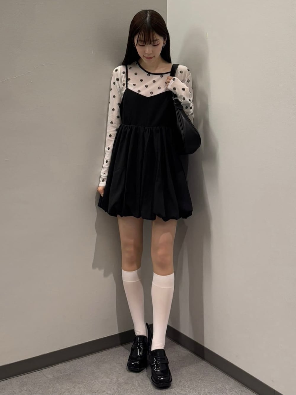 「カジュアルガーリー、お出かけコーデ、休日スタイル、テーマパークコーデ、ワンピース、バルーンワンピース、シアートップス、デニム、デニムジャケット、モノトーン、デートコーデ、アルシーヴ(archives)、archivesワンピース」｜「archivesのデニムショートブルゾン（ブルゾン、ブラック系）」を使った、archivesさん（レディース・157cm）の冬コーディネートの2枚目の写真