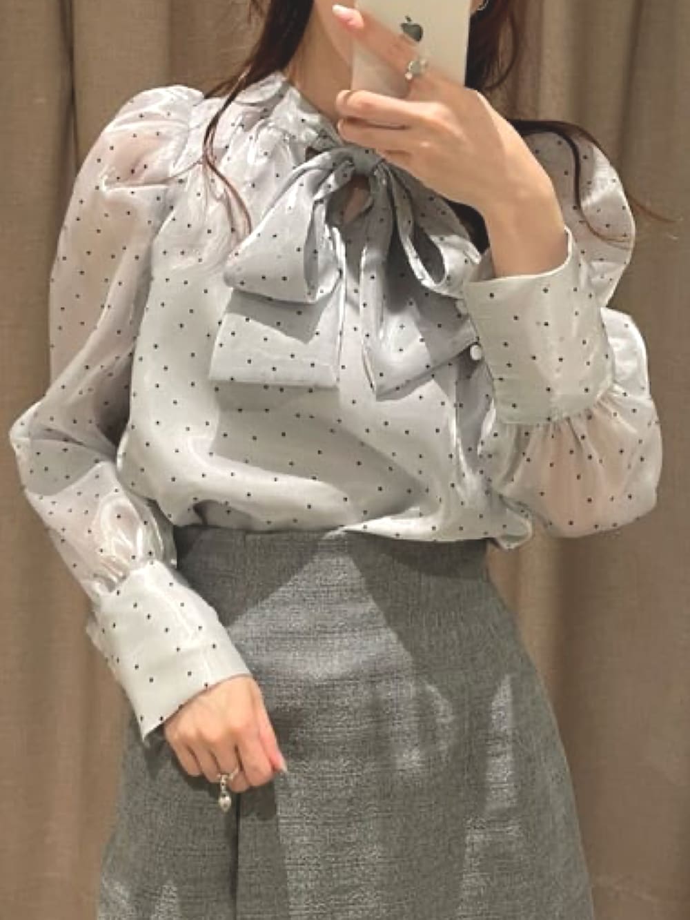 グレー系のノーカラージャケット、グレー系のシャツ/ブラウス、グレー系のスカートを着用したレディースの冬コーディネートの2枚目の写真