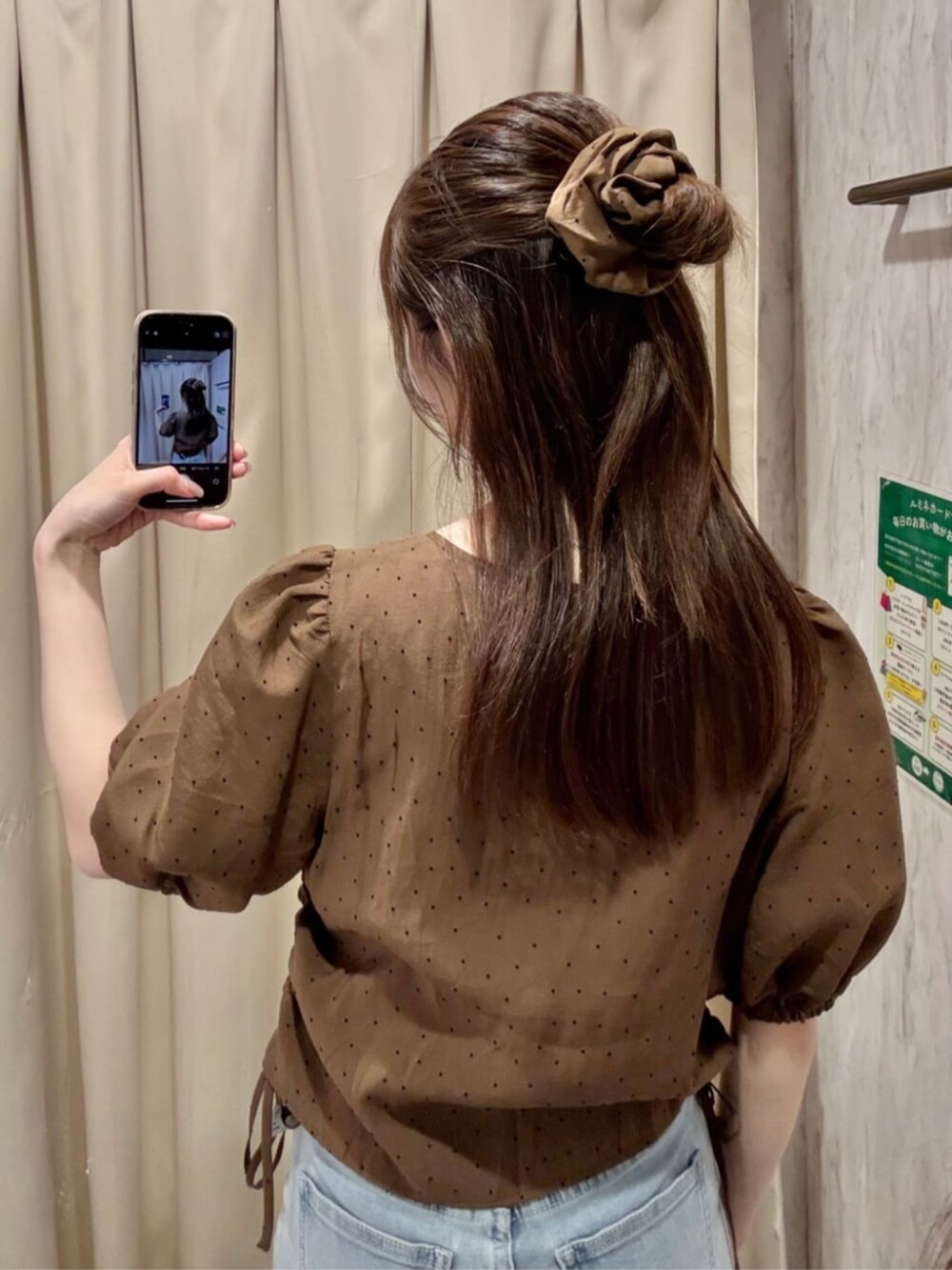 ブルー系のデニムパンツ、イエロー系のサンダル、ブラウン系のシャツ/ブラウスを着用したレディースの夏コーディネートの4枚目の写真