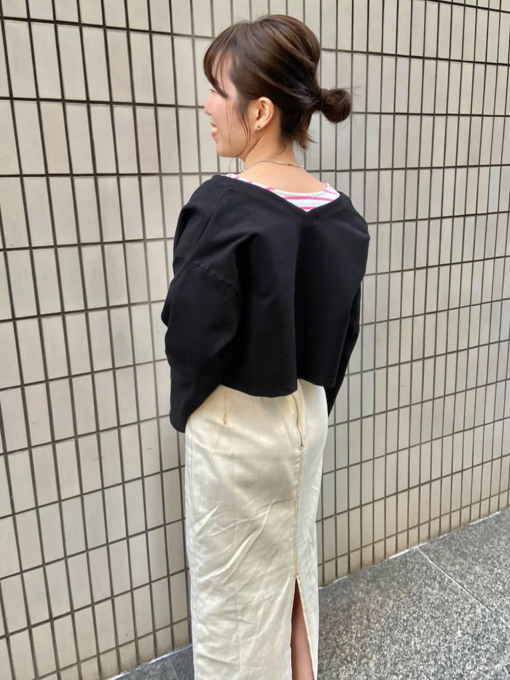 「archives、アルシーヴ(archives)、春服みてみて、春色、カジュアルコーデ、スニーカー、コンバース、converse、ボーダー、イエロー、ピンク」｜「archivesのテレコカーディガン（カーディガン/ボレロ、ブラック系）」を使った、archivesさん（レディース・158cm）の春コーディネートの5枚目の写真