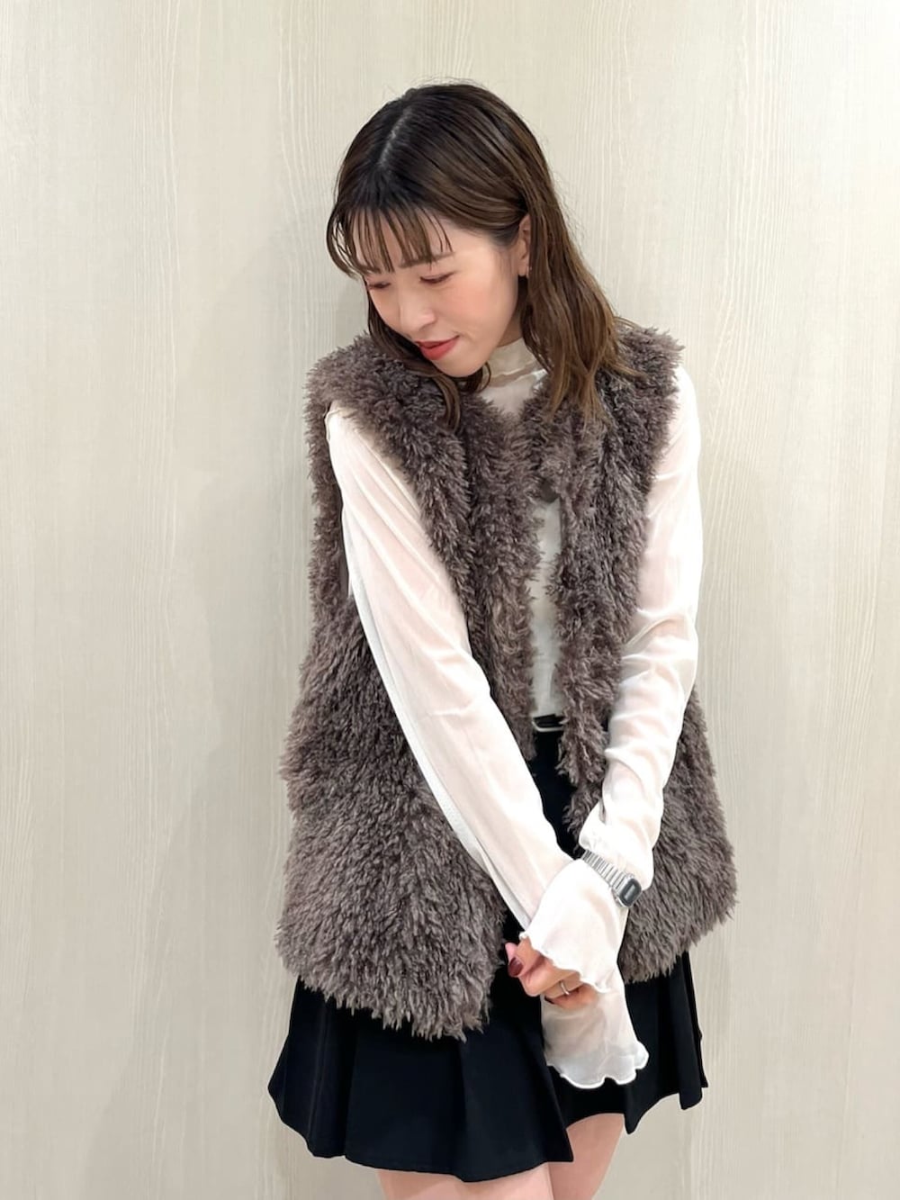 「お出かけコーデ、初秋コーデ、秋服準備はじめました、秋色、ファーベスト、ベスト、シアートップス、シアー、ミニスカート、ロングブーツ、厚底シューズ、厚底ブーツ、トレンド、トレンドコーデ、秋コーデ」｜「archivesのルーズネックカットＴＯＰＳ／（Tシャツ/カットソー、ホワイト系）」を使った、archivesさん（レディース・157cm）の夏コーディネートの2枚目の写真