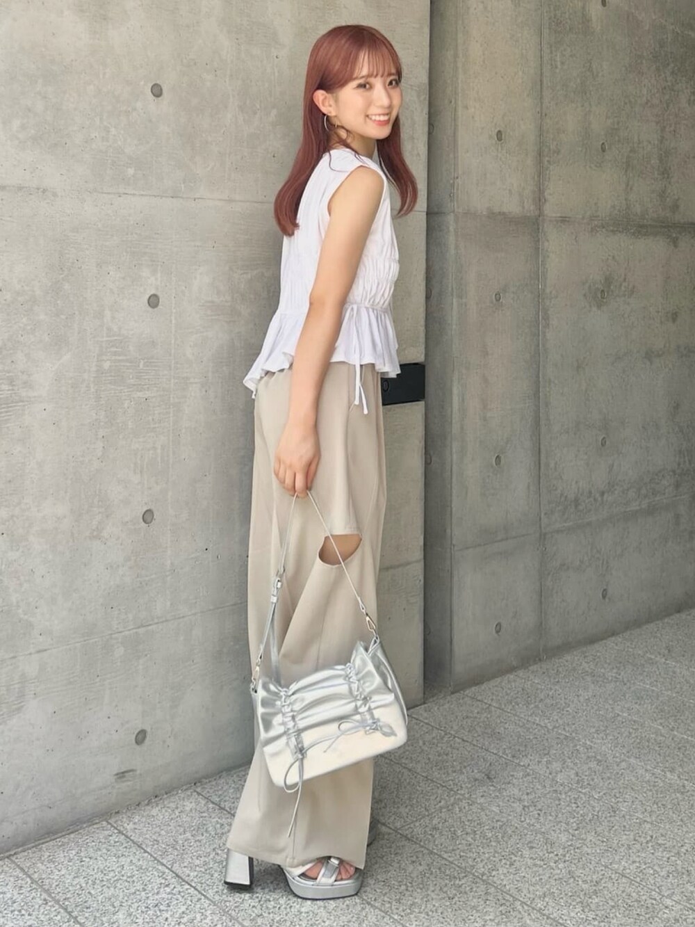 ホワイト系のTシャツ/カットソー、ホワイト系のスラックスを着用したレディースの夏コーディネートの3枚目の写真