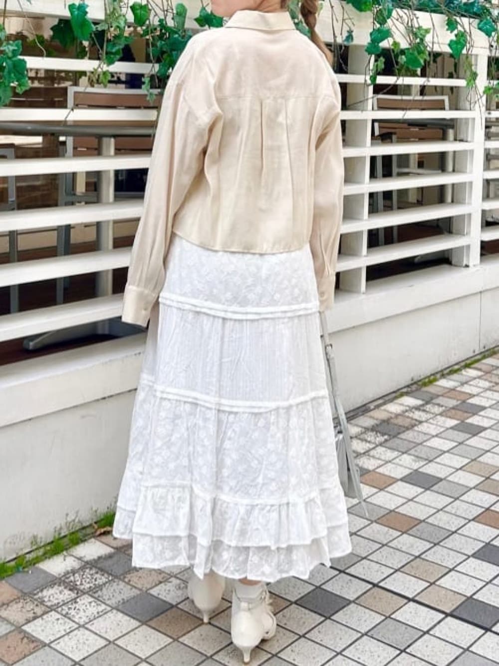 「アルシーヴ(archives)、アルシーヴ、archives、シャツスタイル、春めき満開コーデ、春服みてみて、はるコーデ、スカートスタイル、春服コーデ、シャツコーデ、お花見、スカートコーデ」｜「archivesのドロストビスチェ×シャツＳＥＴ（アンサンブル、イエロー系）」を使った、archivesさん（骨格ウェーブ・レディース・158cm）の春コーディネートの2枚目の写真