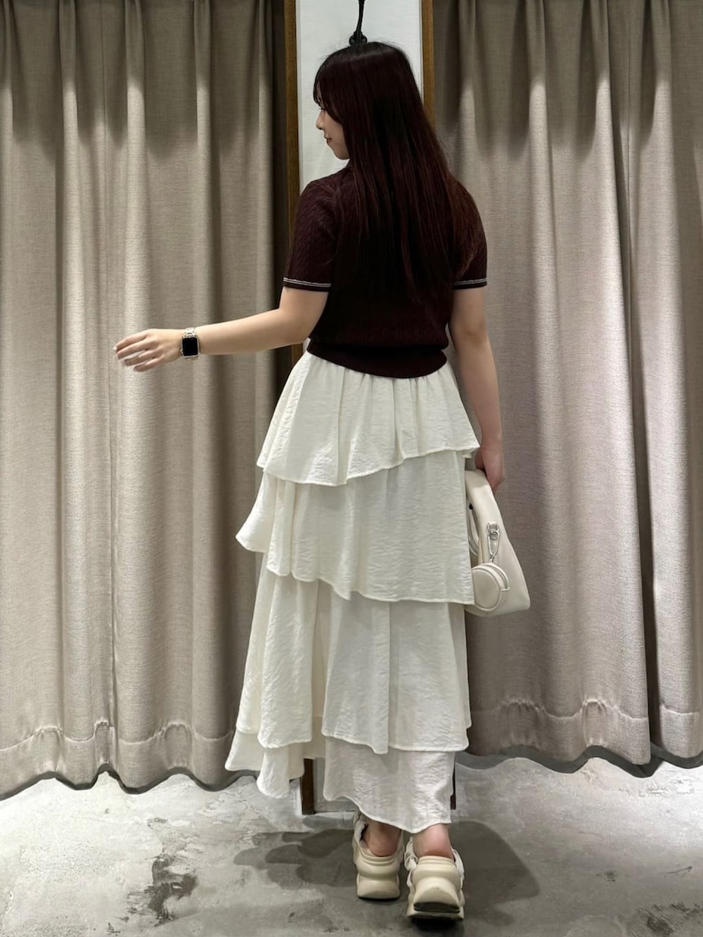 ホワイト系のスカートを着用したレディースの夏コーディネートの3枚目の写真