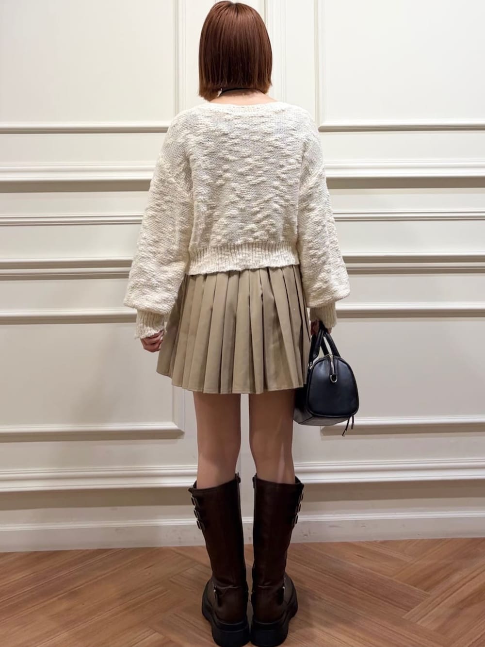 ホワイト系のカーディガン/ボレロを着用したレディースの冬コーディネートの3枚目の写真