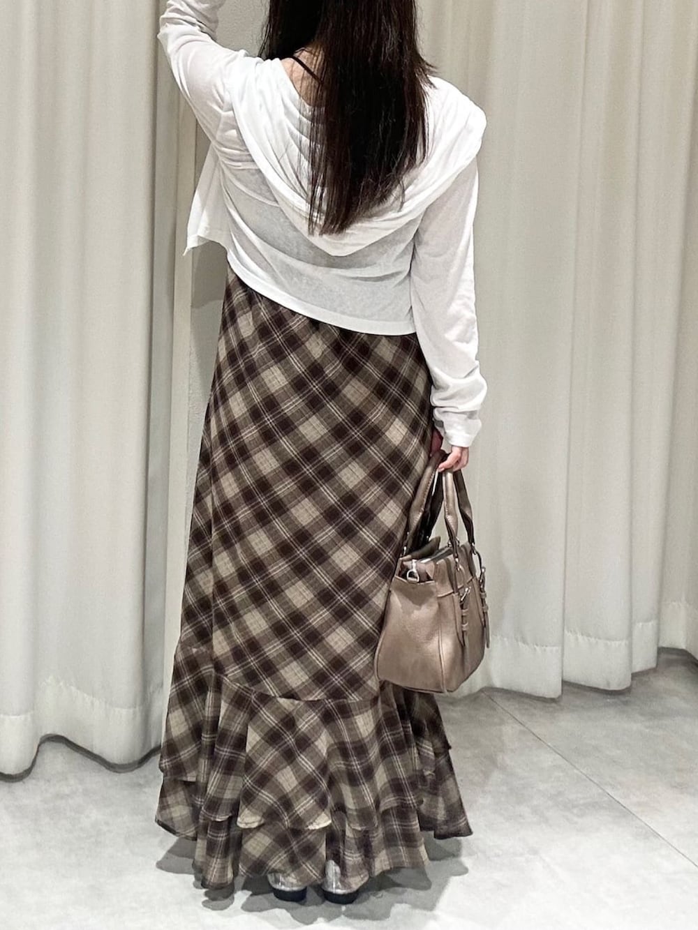 ブラウン系のショルダーバッグ、ブラウン系のワンピース、ホワイト系のTシャツ/カットソーを着用したレディースの夏コーディネートの3枚目の写真