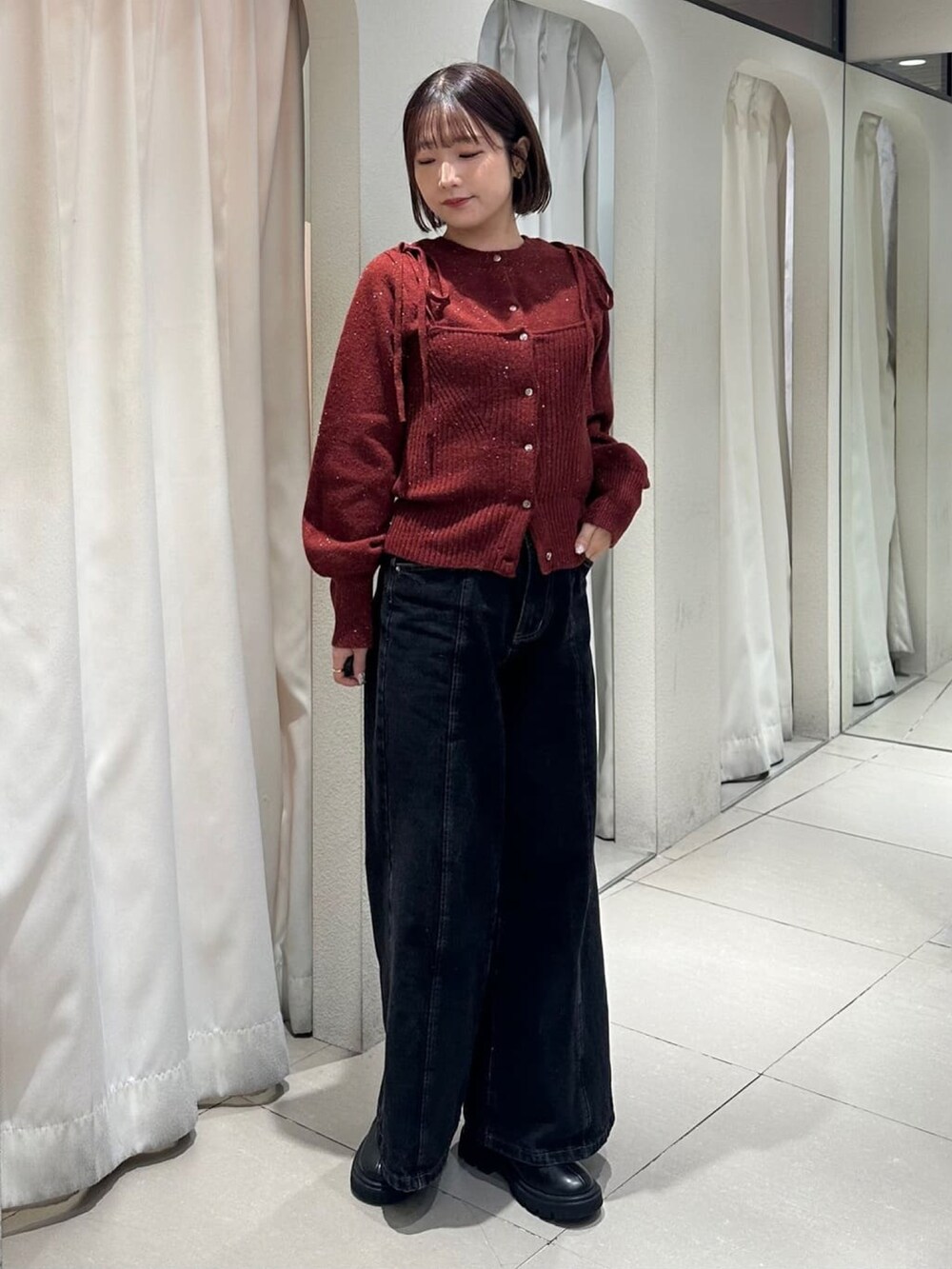 「冬コーデ、クリスマスに着たい服、マイベストコーデ2024、お出かけコーデ、休日スタイル、赤、ニット、デニム、ダウンジャケット、韓国ファッション、デニムコーデ、きれいめカジュアル、アルシーヴ(archives)、テーマパークコーデ」｜「archivesのマルチｗａｙラメニットアンサンブル（ニット/セーター、レッド系）」を使った、archivesさん（レディース・157cm）の冬コーディネートの3枚目の写真