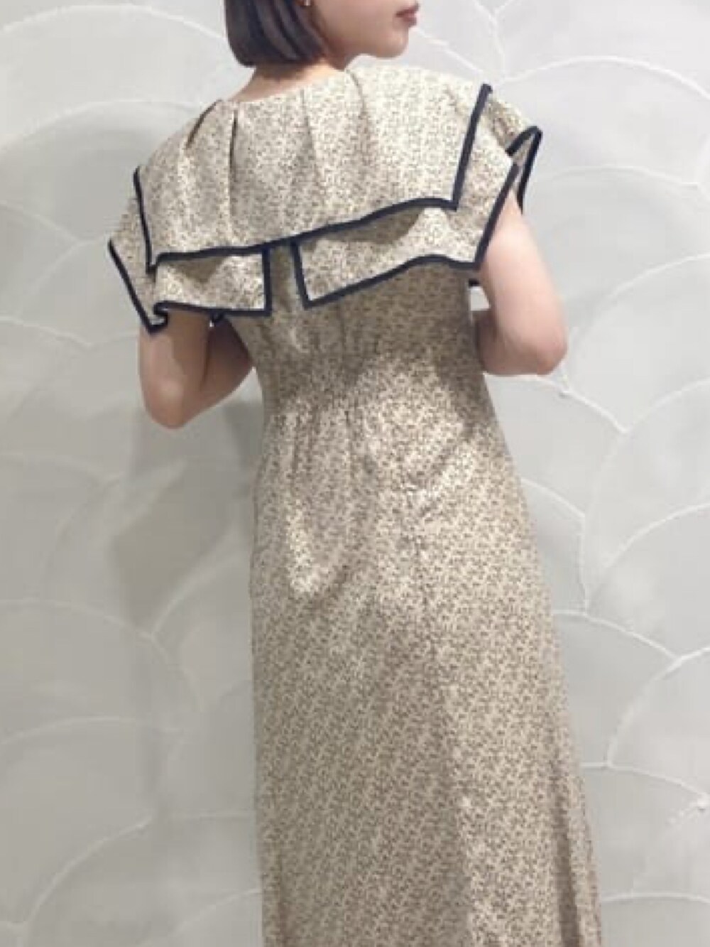 ベージュ系のワンピース、ブラック系のサンダルを着用したレディースの夏コーディネートの3枚目の写真