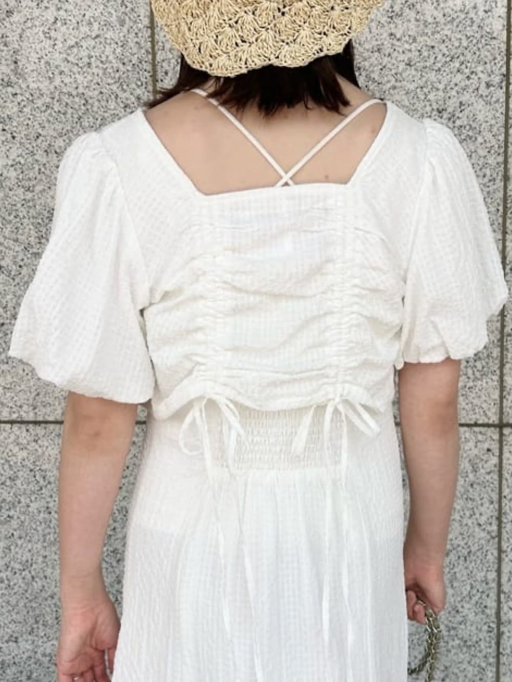「夏コーデ、リラックススタイル、春夏コーデ、今日のコーデ、お出かけコーデ、着回しコーデ、ワントーンコーデ、ワンピース、キャミワンピ、麦わら帽子、ママコーデ、白ワンピース、ワンピーススタイル、アルシーヴ(archives)、archives」｜「archivesの手編みペーパーハット（ハット、ホワイト系）」を使った、archivesさん（レディース・161cm）の夏コーディネートの4枚目の写真