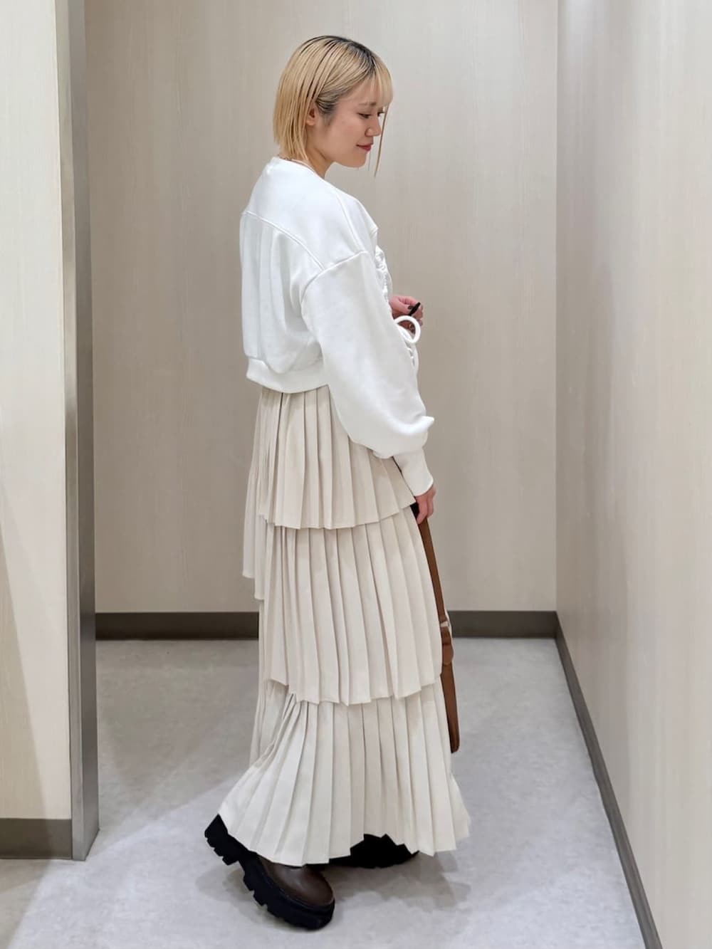 「休日スタイル、ゆるコーデ、リラックススタイル、お出かけコーデ、スウェット、ティアードスカート、プリーツティアードスカート、スカートコーデ、春コーデ、ハンドバッグ、アルシーヴ(archives)、archivesスカート」｜「archivesのドロストショートスウェット（スウェット、ホワイト系）」を使った、archivesさん（レディース・150cm）の冬コーディネートの3枚目の写真