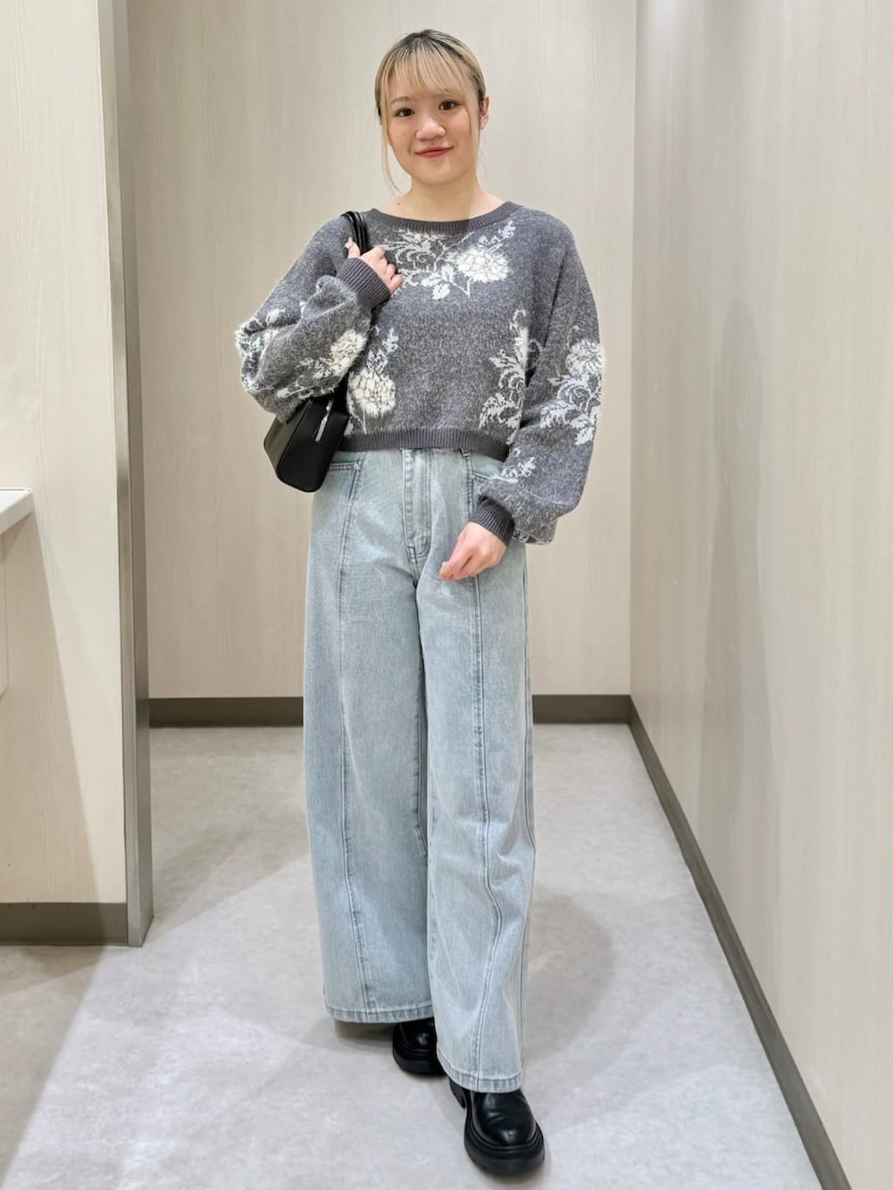 「クリスマスに着たい服、ダウンジャケット、中綿ジャケット、おでかけコーデ、モノトーンコーデ、モノトーン、花柄ニット、デニム、デニムコーデ、大人カジュアル、アルシーヴ(archives)、アウターコーデ」｜「archivesのリボン刺繍ワイドデニム（デニムパンツ、ブルー系）」を使った、archivesさん（レディース・150cm）の冬コーディネートの3枚目の写真