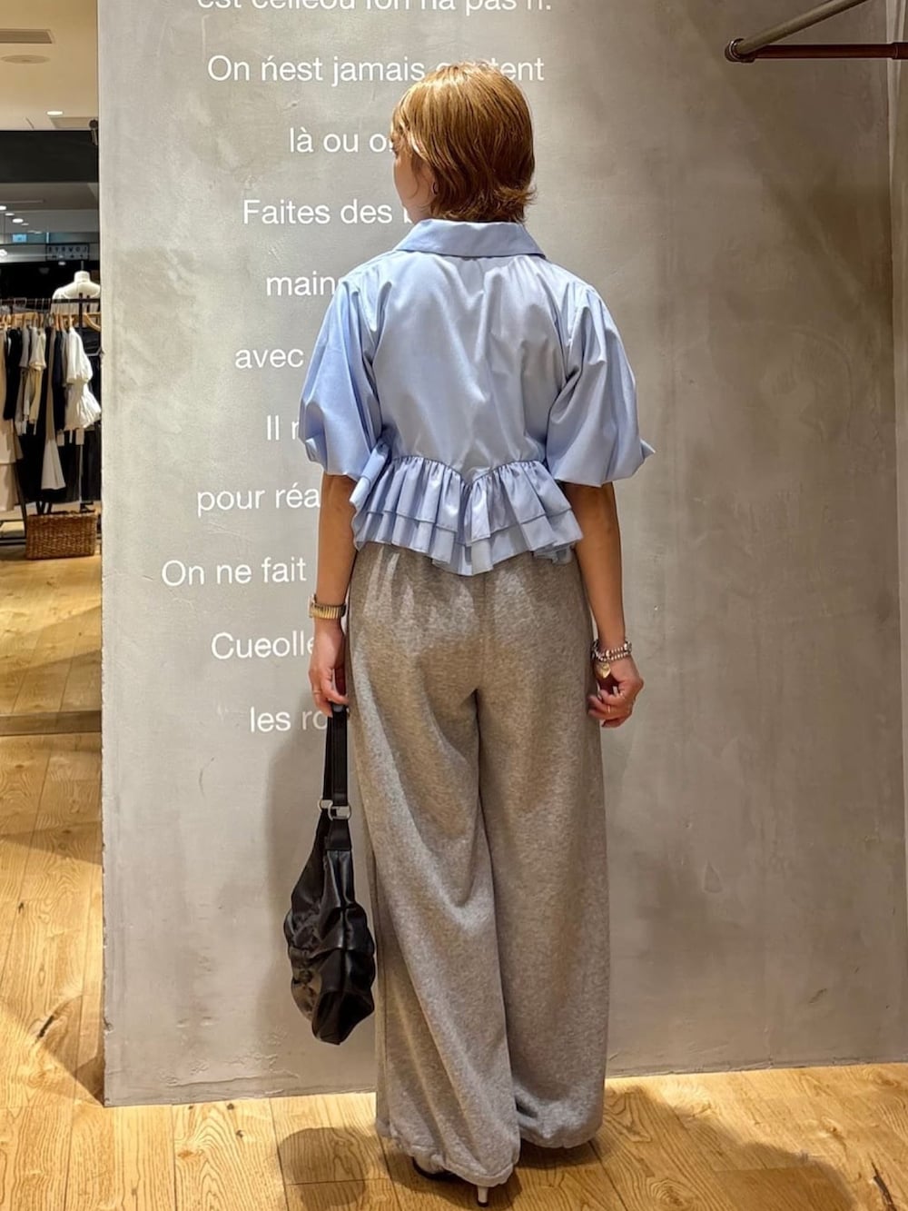 グレー系のスウェットパンツ、ブルー系のシャツ/ブラウス、グレー系のパンプスを着用したレディースの夏コーディネートの3枚目の写真