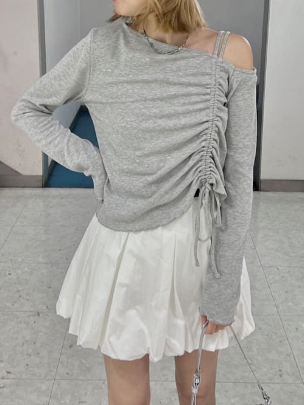 グレー系のTシャツ/カットソー、ホワイト系のスカートを着用したレディースの春コーディネートの3枚目の写真