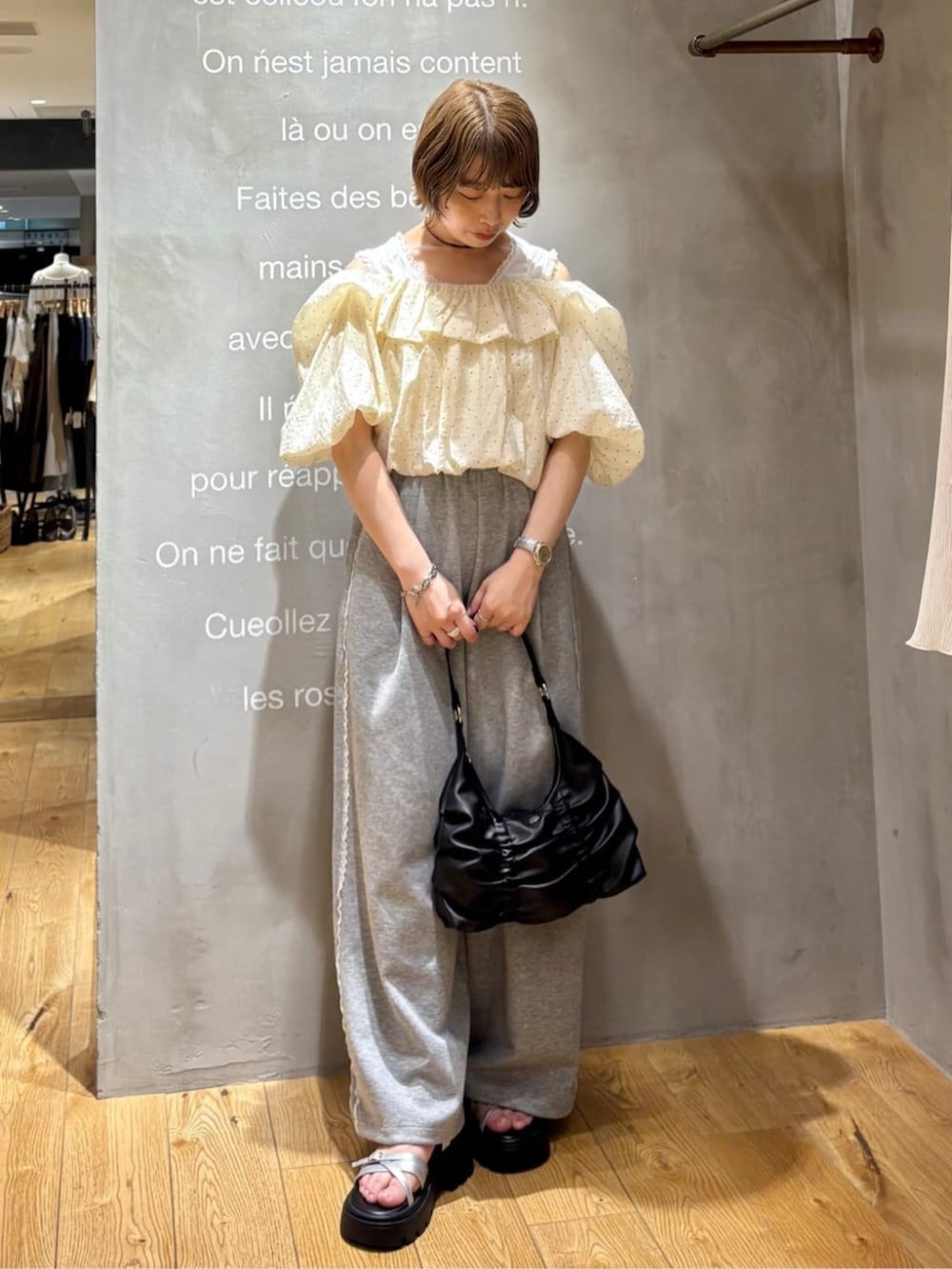 グレー系のスウェットパンツ、ホワイト系のタンクトップ、ホワイト系のシャツ/ブラウスを着用したレディースの夏コーディネートの3枚目の写真