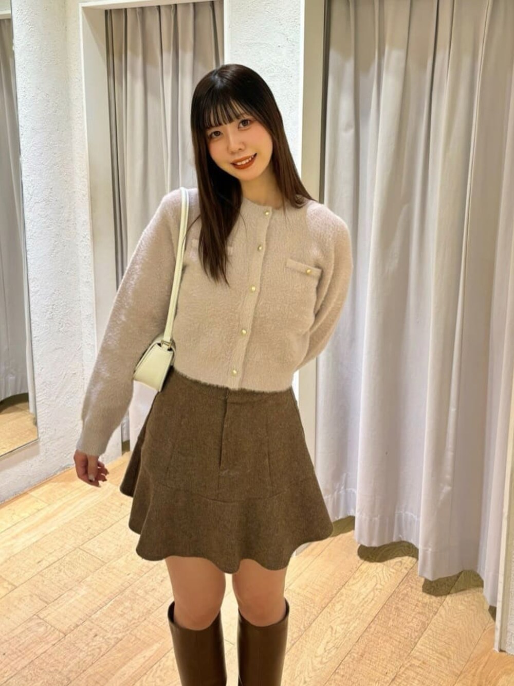 ピンク系のニット/セーター、ブラウン系のスカートを着用したレディースの冬コーディネートの3枚目の写真