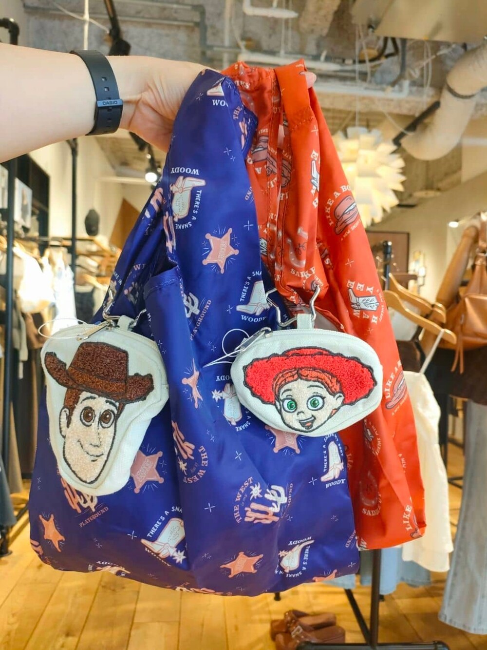 グレー系のTシャツ/カットソー、ブルー系のエコバッグ/サブバッグ、ホワイト系のスカートを着用したレディースの夏コーディネートの4枚目の写真